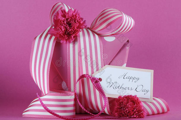 母亲节快乐粉色圆点和条纹丝带礼物