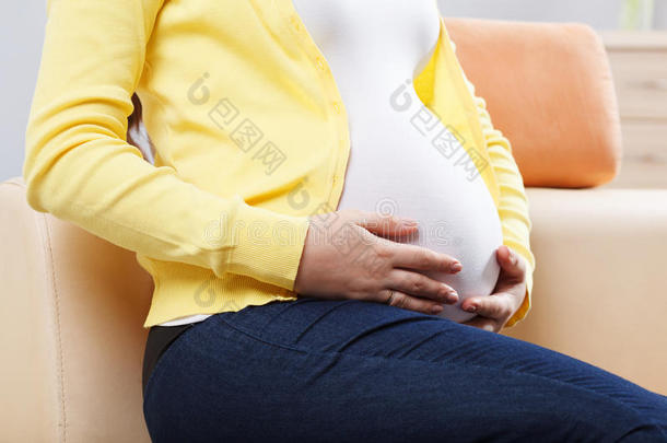 怀抱婴儿包的孕妇