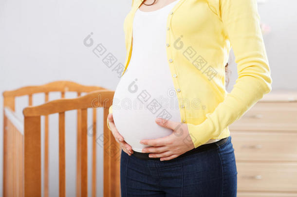 <strong>怀抱婴儿</strong>包的孕妇