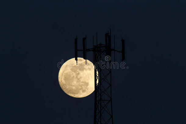 满月升起在<strong>手机</strong>塔后面