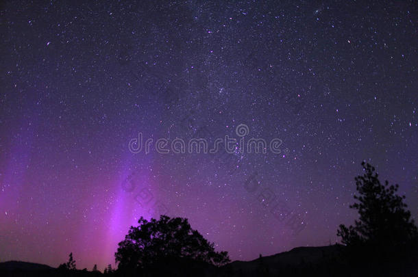 紫色北极光或银河系北极光