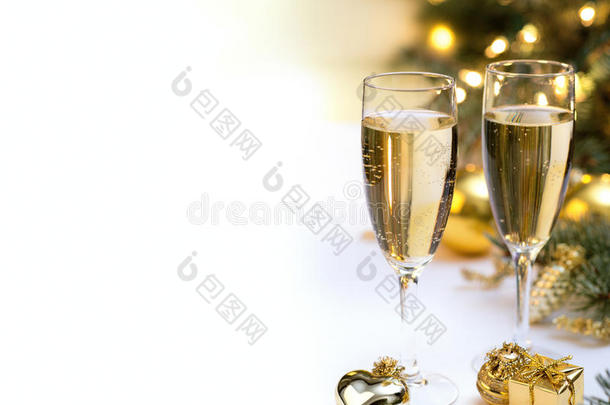 圣诞餐桌，配有香槟酒杯，用于明信片