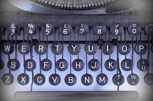一台肮脏的老式打字机的特写镜头