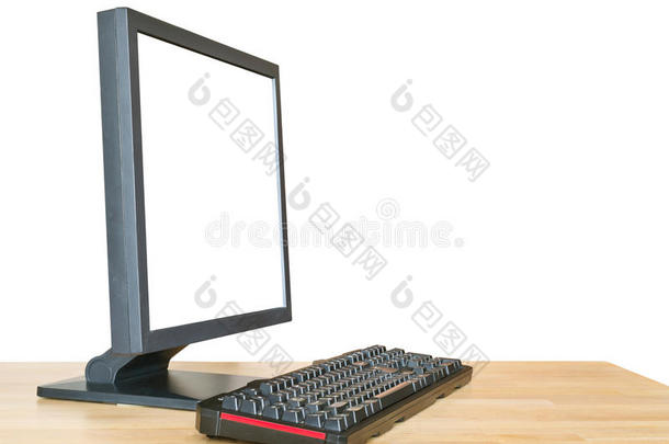 桌面电脑显示屏和键盘侧视图
