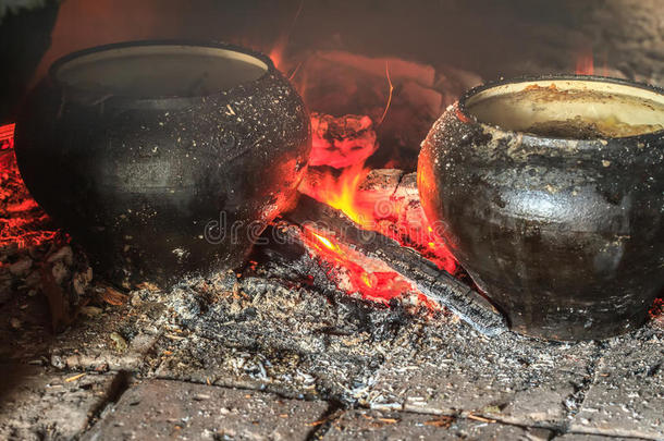 在炉灶里煮传统的饭菜