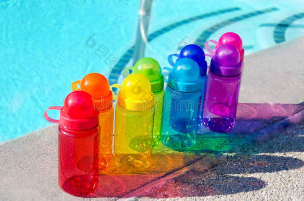 池边的彩色水瓶