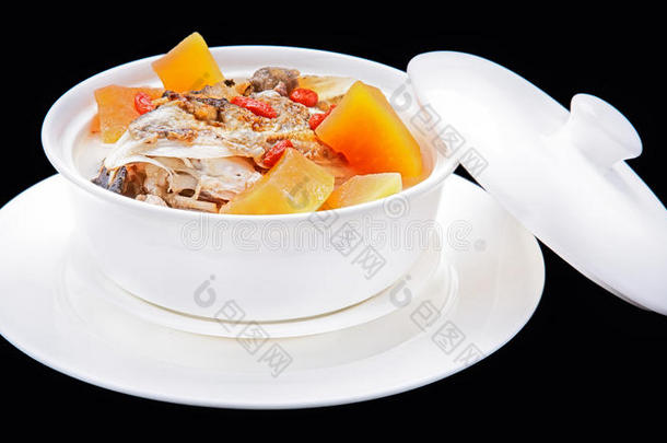 砂锅里美味的鱼汤，<strong>中国传统美食</strong>
