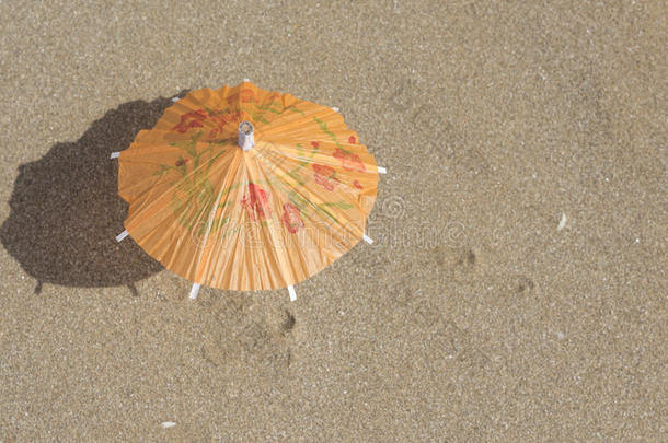 海滩沙子和雨伞作为鸡尾酒