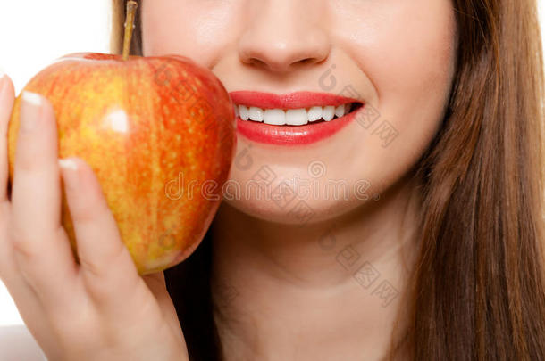 饮食。送苹果<strong>时令</strong>水果的女孩。