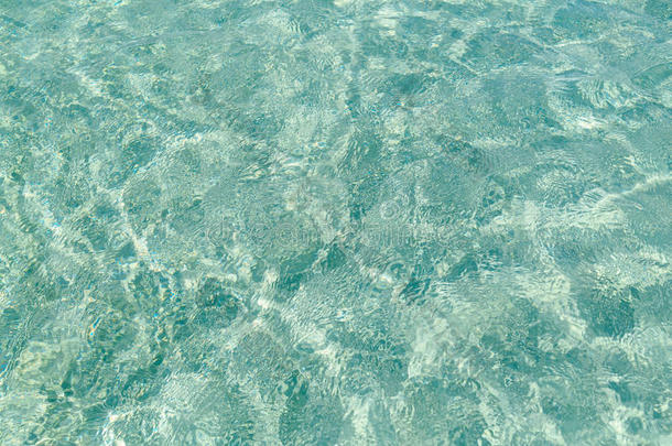 清新的海洋绿松石清澈柔和的水背景