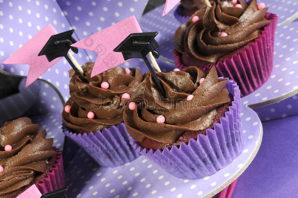 毕业日粉红紫色派对纸杯蛋糕-角度特写。