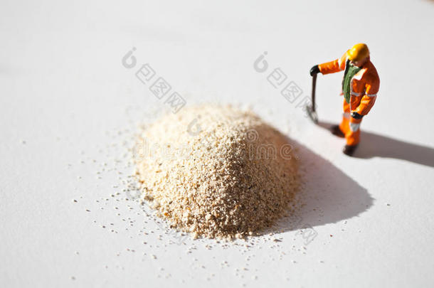 微型工人和一<strong>堆沙子</strong>