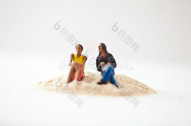 坐在一<strong>堆沙子</strong>上的微型人