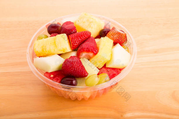 在塑料碗里切新鲜水果