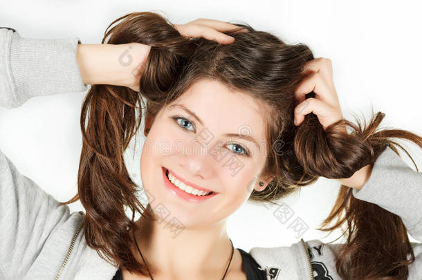一个女孩的肖像在一件旋转着头发的运动服里