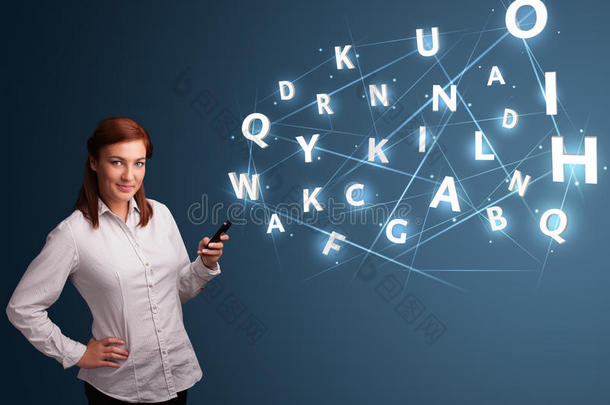 一位年轻女子在智能手机上打字，高科技的3d字母会出现