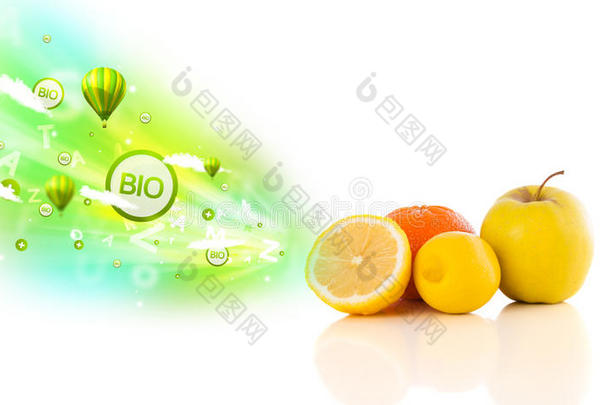彩色多汁水果，绿色<strong>环保</strong>标志和图标