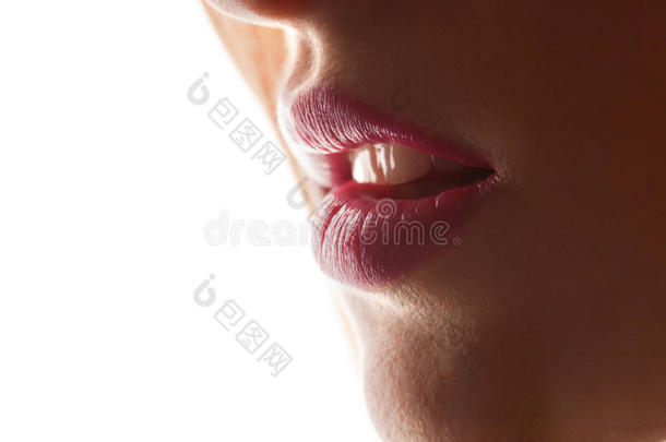 嘴唇。美容红唇妆细节。美丽的化妆特写。感官张开嘴。唇膏或唇彩