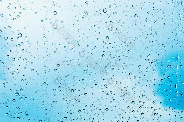 雨后水滴落在玻璃上
