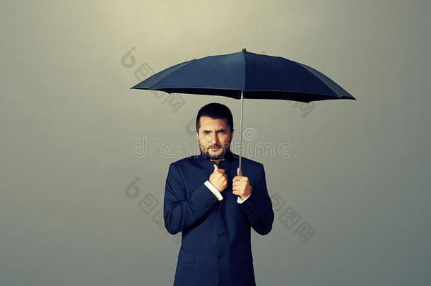 黑伞下的男人