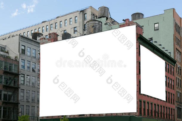 砖墙建筑上的两块白色空白广告牌。