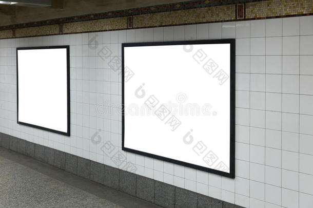 隧道里有两块白色的空白广告牌。