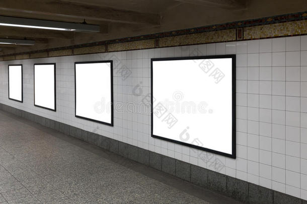隧道里有四块白色的空白广告牌。