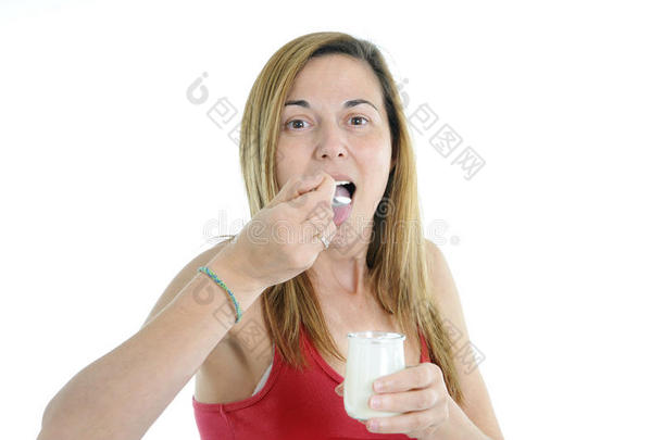 快乐<strong>迷人</strong>的40多岁的成熟女人吃<strong>酸</strong>奶的健康理念