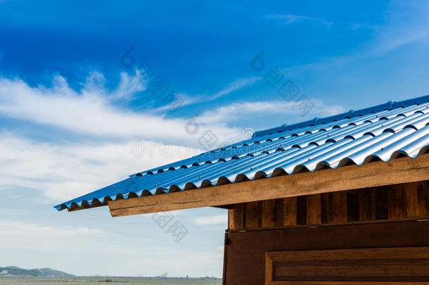 小茅屋蓝瓦屋顶