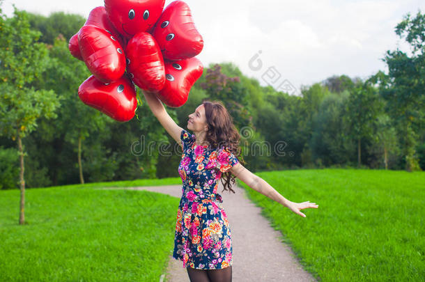 穿着漂亮衣服的年轻快乐迷人的女人