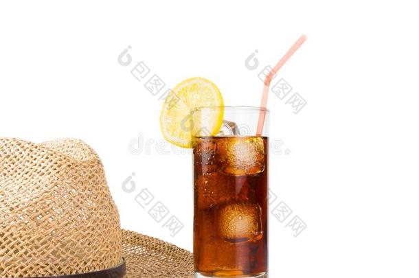 一杯新鲜的可乐和吸管放在夏天的帽子旁边，夏天的时候
