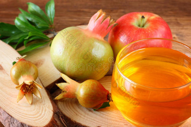 rosh hashanah概念-<strong>苹果</strong>蜂蜜和石榴放在木桌上。
