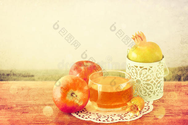 rosh hashanah概念-木制桌子上的<strong>苹果</strong>蜂蜜和石榴