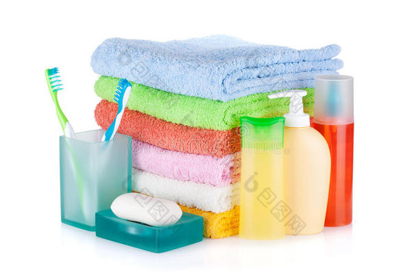 两支五颜六色的牙刷、化妆品瓶、肥皂和毛巾