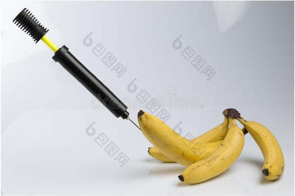 香蕉和自行车打气筒