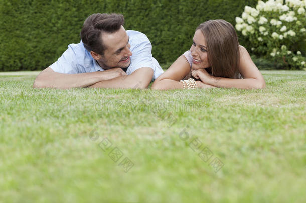 一对年轻情侣在公园里悠闲地看着对方