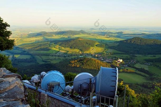 从有许多<strong>抛物</strong>面卫星的气象台塔上俯瞰早晨的乡村。春天的早晨