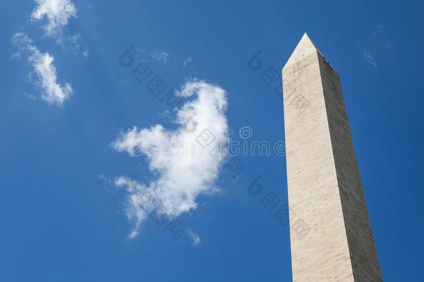 以蓝天为背景的大方尖碑，华盛顿纪念碑