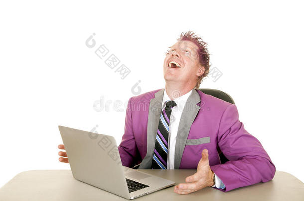 男人紫色西装和头发笔记本电脑大笑