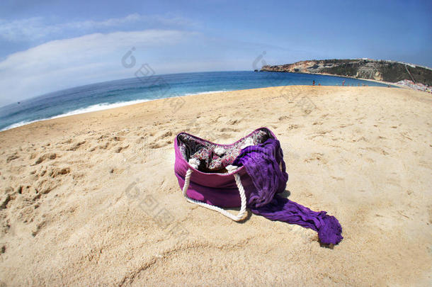 海滩上生动的夏日包包