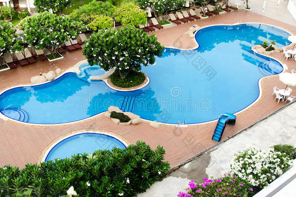 凉爽蓝色夏日度假游泳池