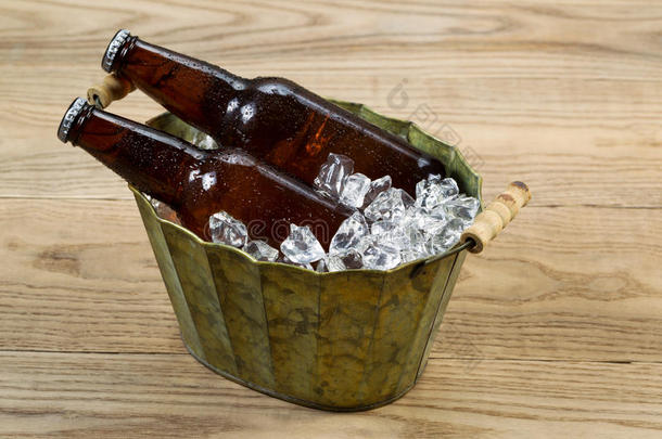 冰镇啤酒瓶装在装满冰块的金属桶里