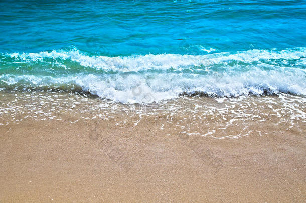 蓝色的波浪<strong>轻轻地</strong>拍打着沙滩。