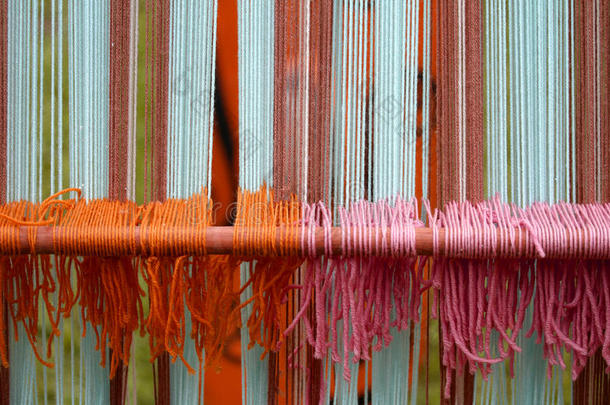 旧织机上多种颜色的羊毛织物
