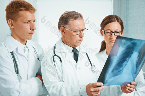 医生检查肺部的x射线图像