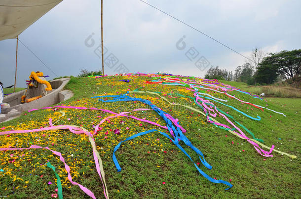 清明节烧香纸还是烧钱