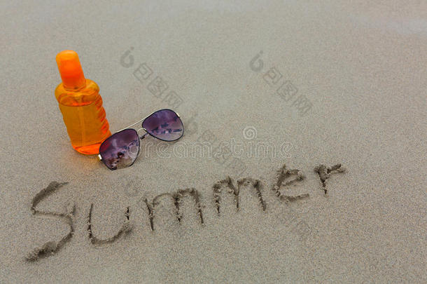 夏日海滩上的防晒霜和墨镜