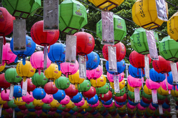在韩国庆州本黄沙帕戈亚，五颜六色的韩国灯笼。