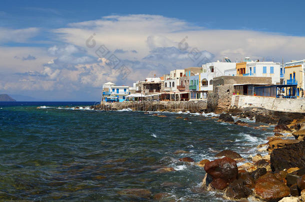 希腊的尼西尔罗斯岛。曼德拉基村