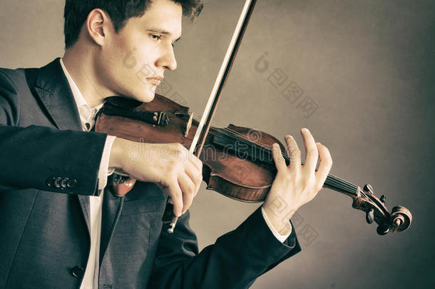 拉小提琴的男小提琴手。古典音乐艺术